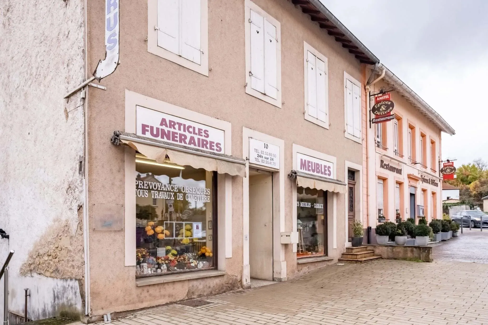 Façade d'une agence de pompes funèbres proposant articles funéraires et prévoyance.
