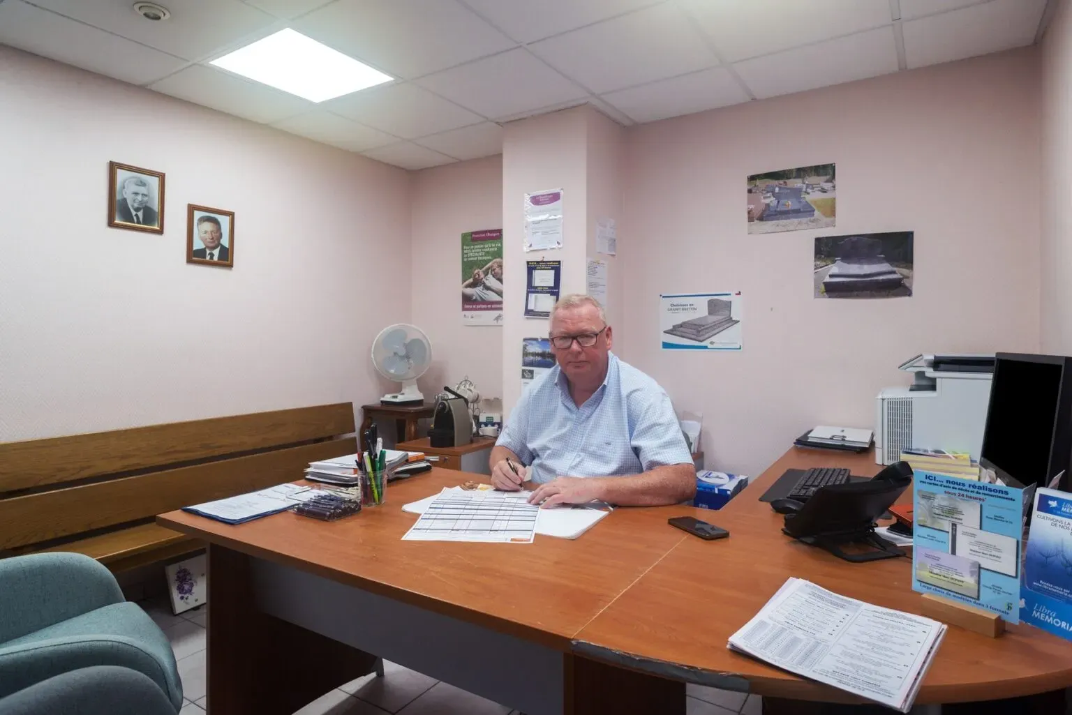 Conseiller funéraire à son bureau, Pompes Funèbres PIRUS à Marville.