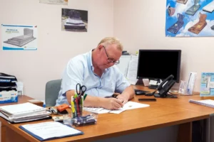 Conseiller funéraire travaillant à son bureau dans une agence Pompes Funèbres.