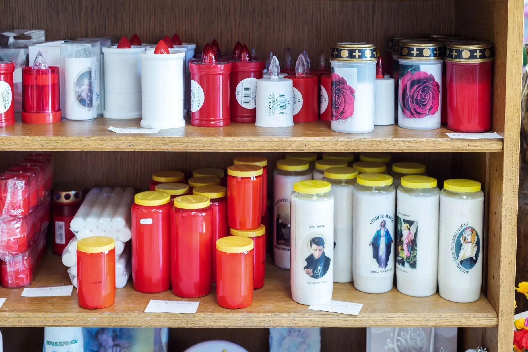 Boutique d'articles funéraires proposant des bougies et veilleuses.