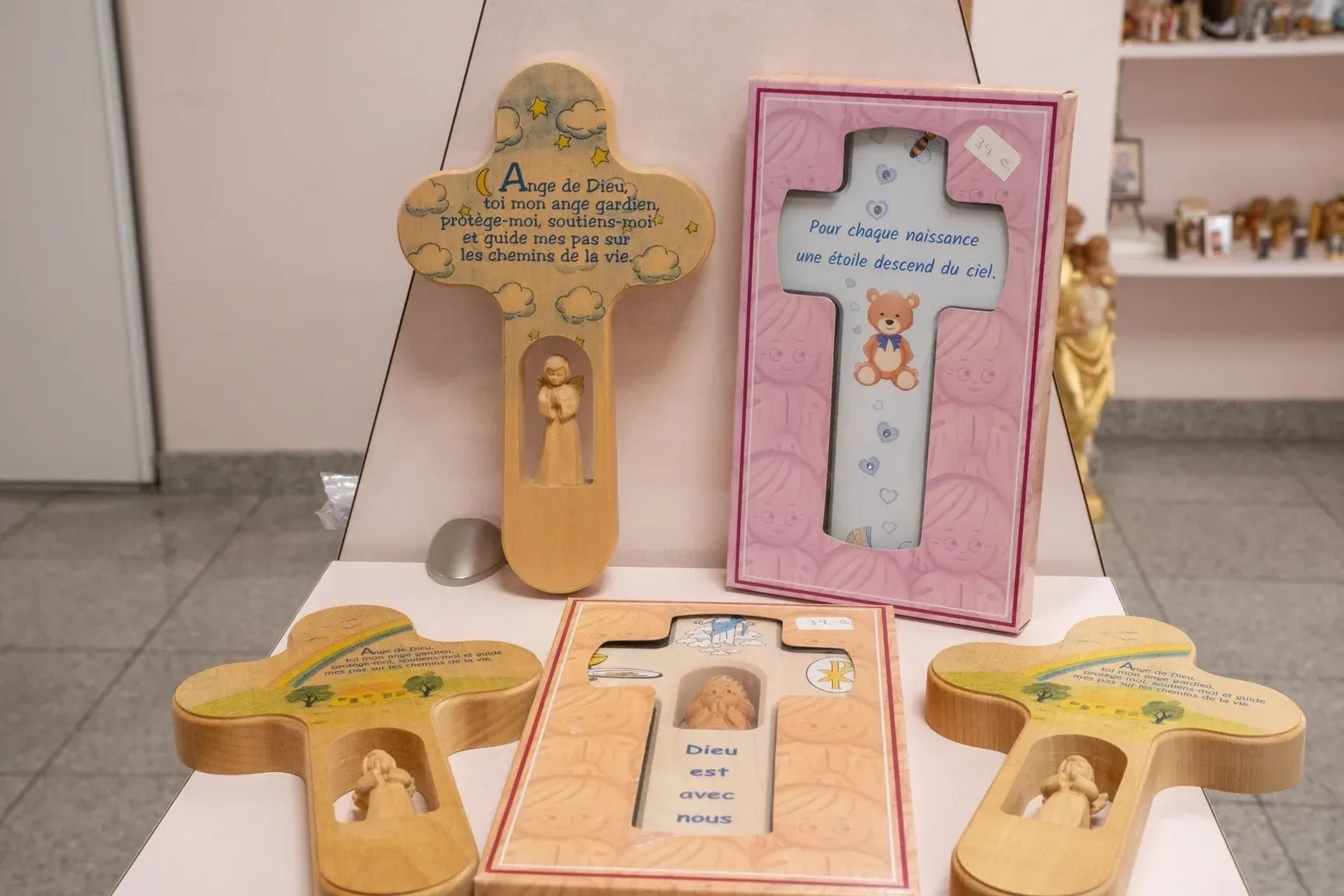 Croix en bois décoratives pour naissance et baptême en magasin.