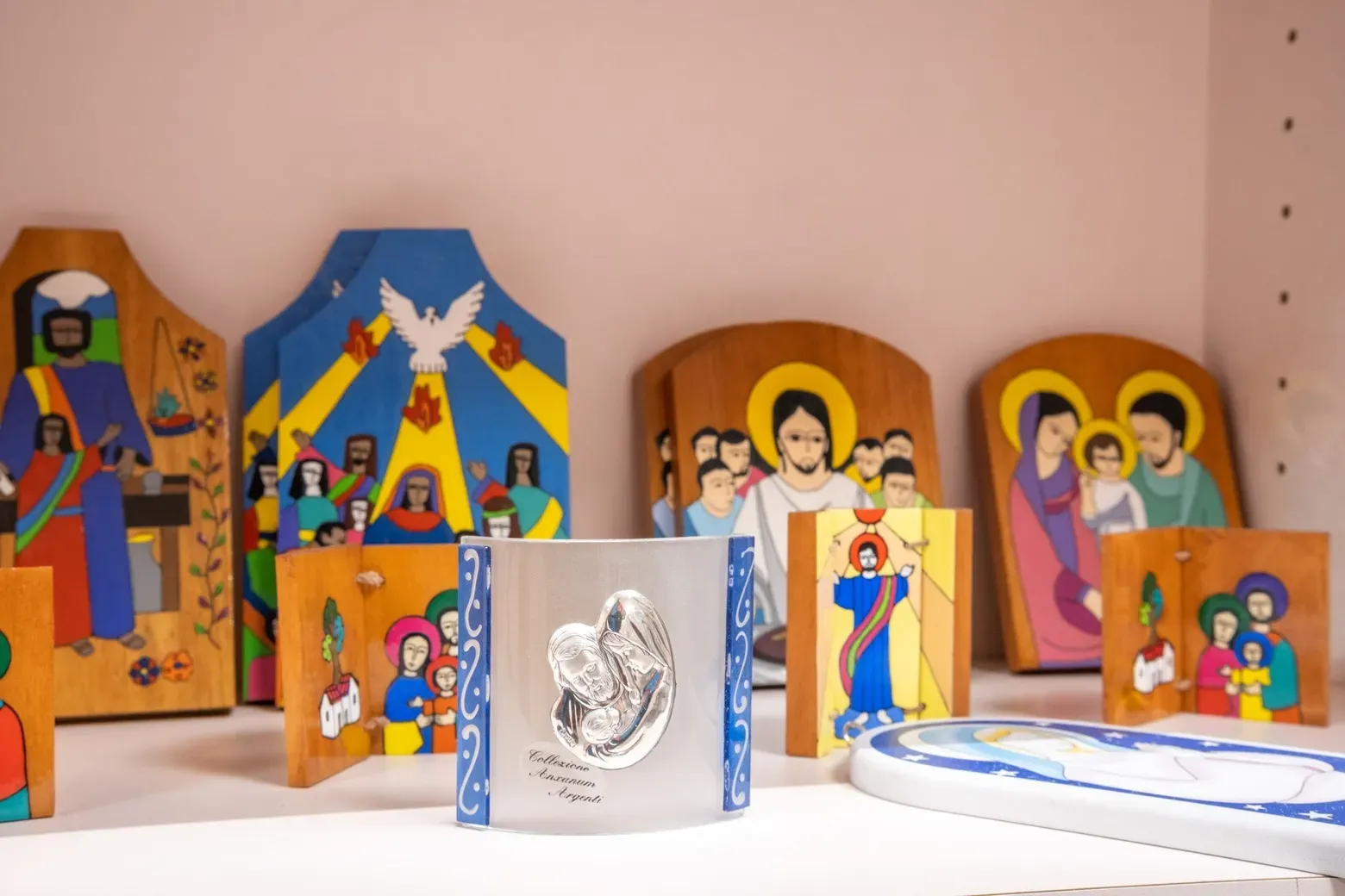 Urnes funéraires de styles variés exposées en agence funéraire.