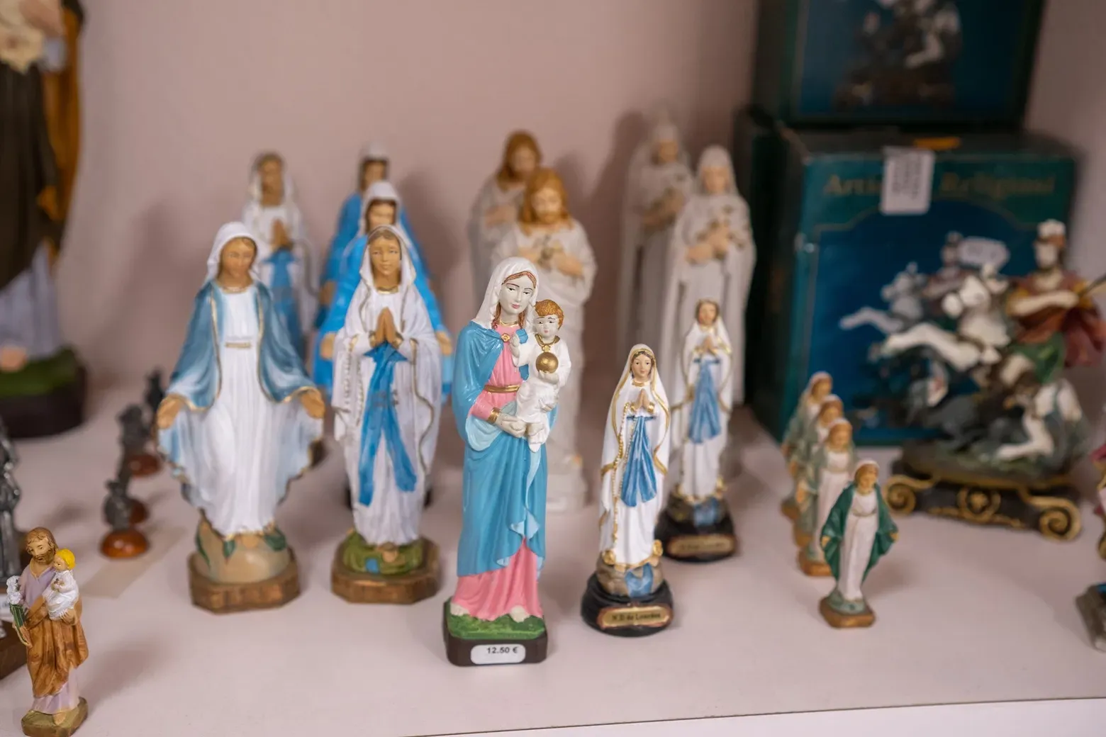 Étagères présentant de nombreuses plaques funéraires en granit décorées.