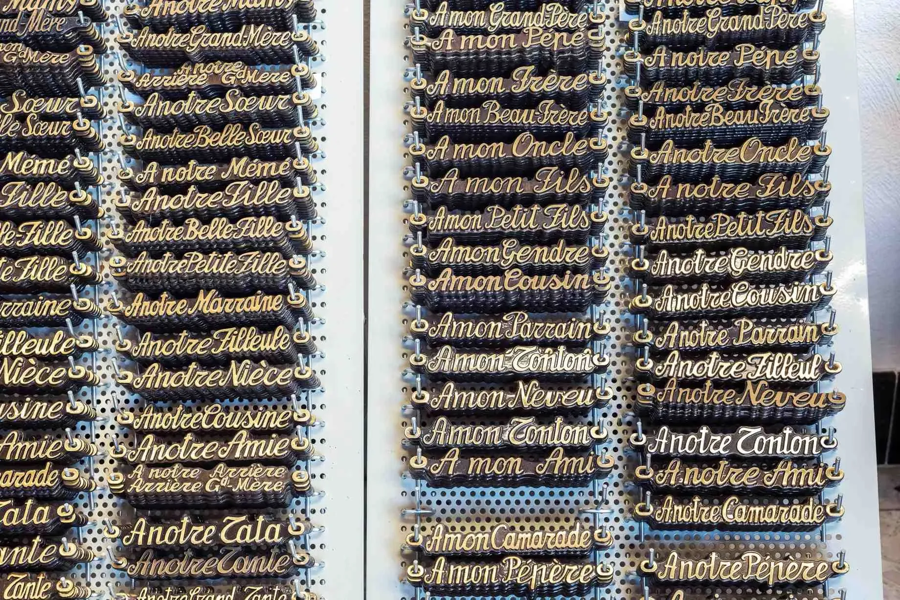 Plaques inter-familles funéraires personnalisables sur support métallique.