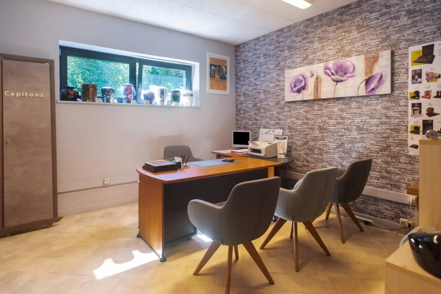 Bureau de conseil PIRUS, exposition de capitons et urnes funéraires.